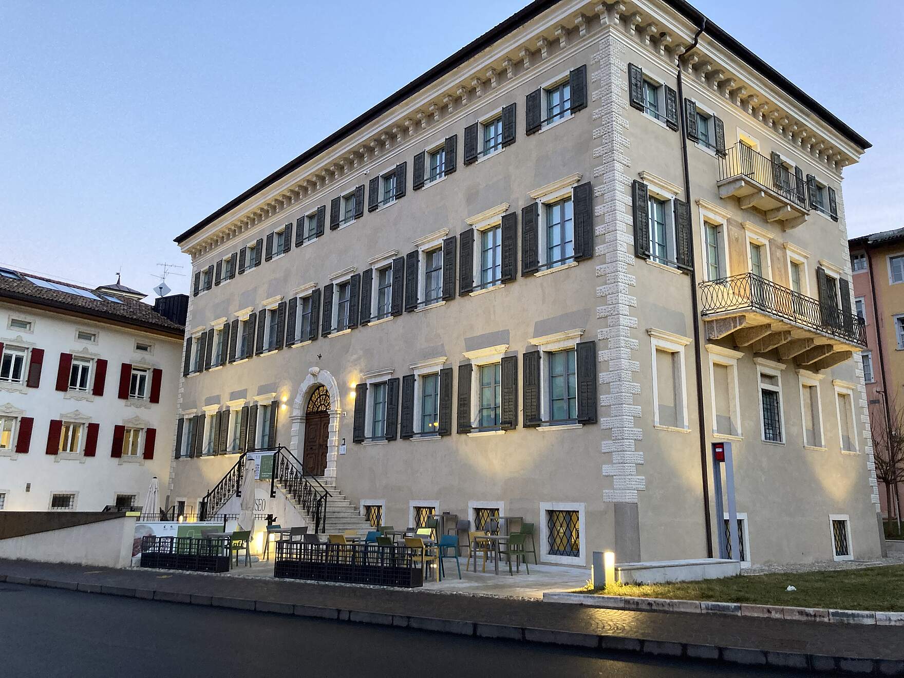 Ein dreistöckiger italienscher Palazzo in einer Stadt.