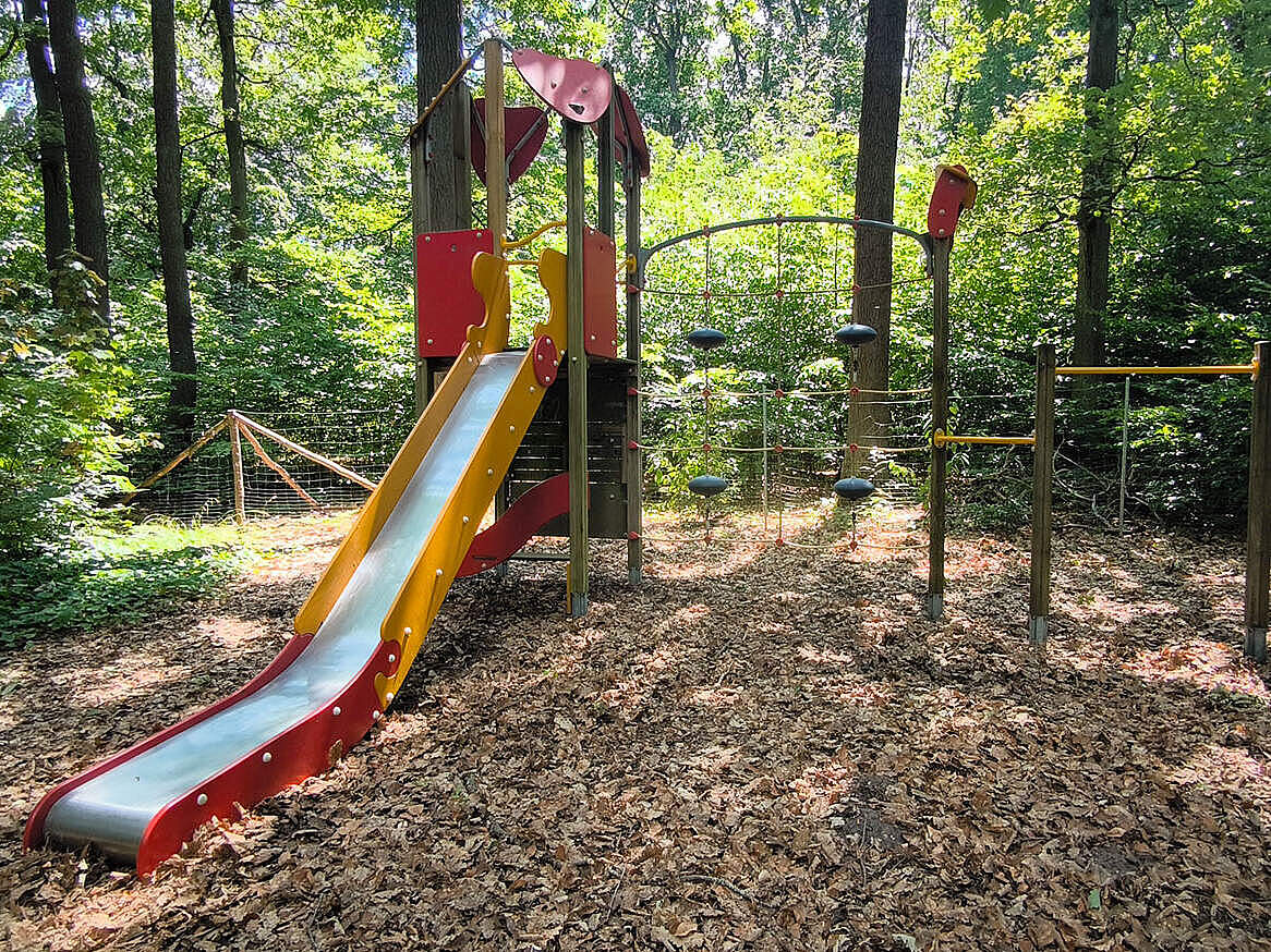 Spielplatz im Kellerwald Rutsche und Klettergerüst auf einem Kellerwaldspielplatz