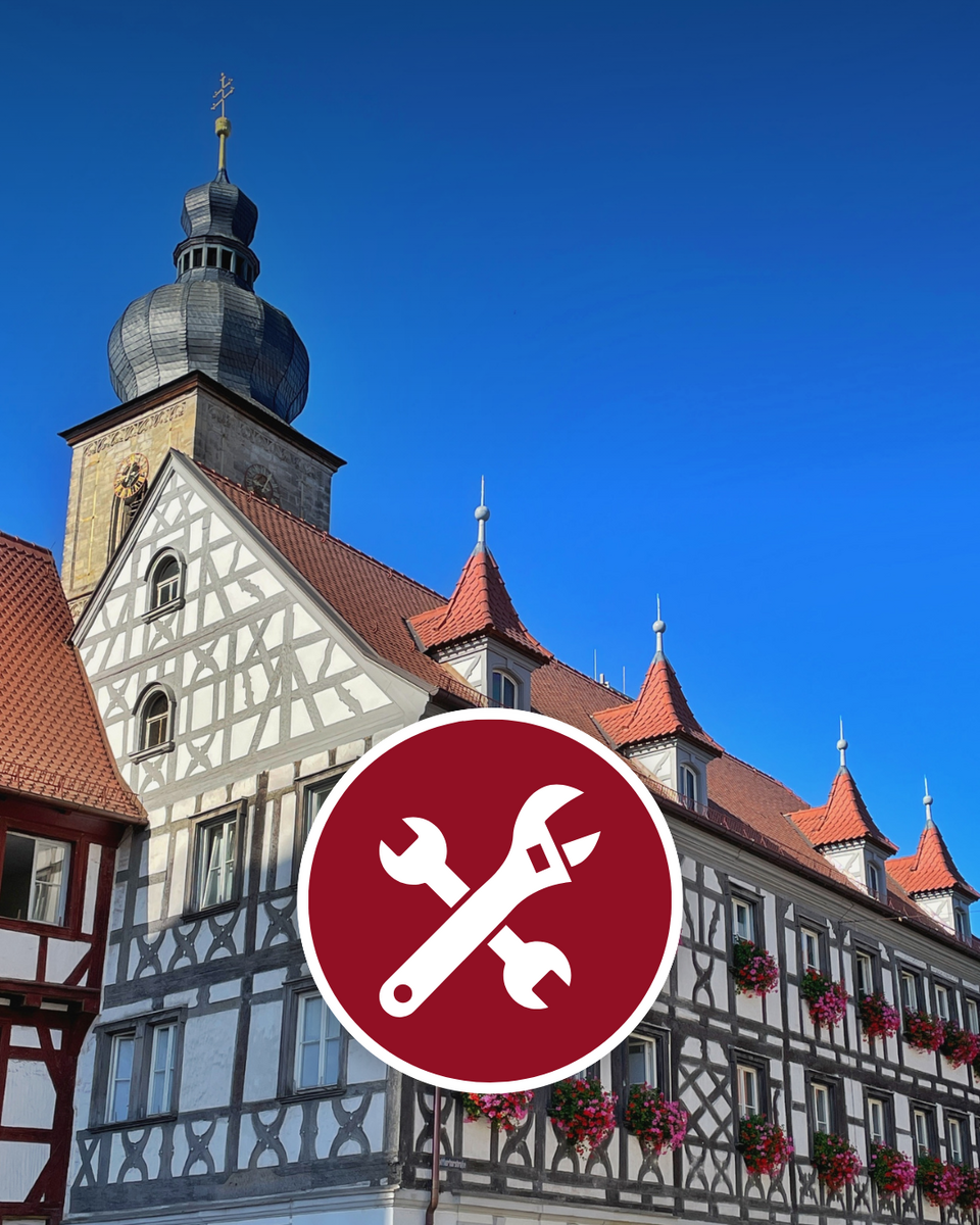 Verkehrsüberwachung: kein Parteiverkehr möglich im Zeitraum 17.11.-28.11.2025 Ein schmuckes Fachwerkhaus und ein Kirchturm vor blauem Hintergrund. Im Vordergrund ein rot-weißes Icon mit gekreuzten Schraubenschlüsseln.