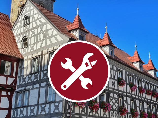 Verkehrsüberwachung: kein Parteiverkehr möglich im Zeitraum 17.11.-28.11.2025 Ein schmuckes Fachwerkhaus und ein Kirchturm vor blauem Hintergrund. Im Vordergrund ein rot-weißes Icon mit gekreuzten Schraubenschlüsseln.