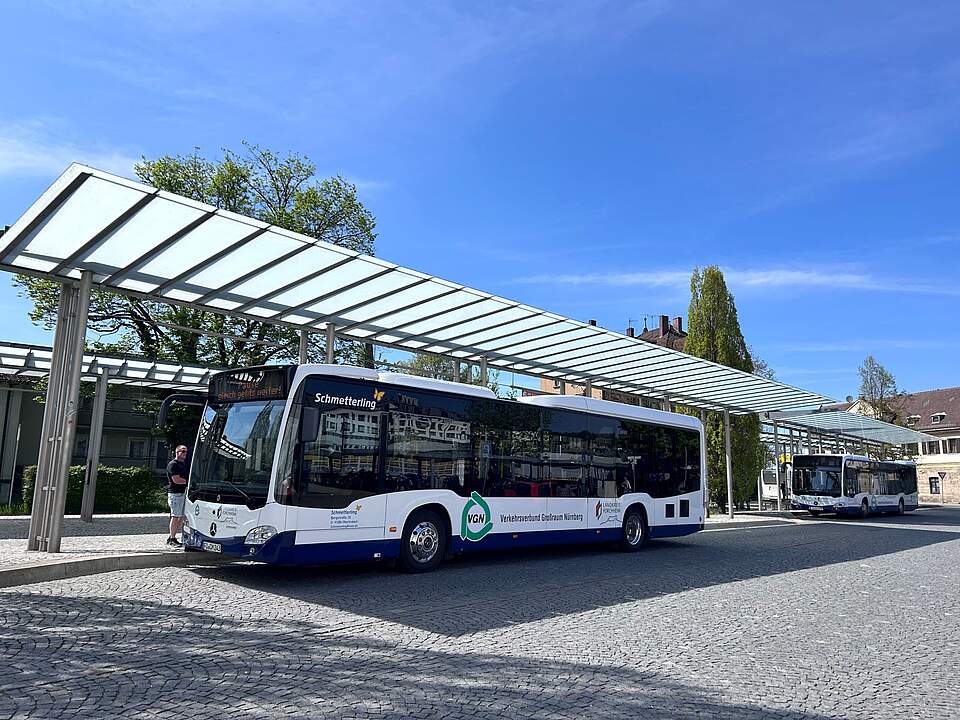 Ein Linienbus steht an einem Zentralen Busbahnhof