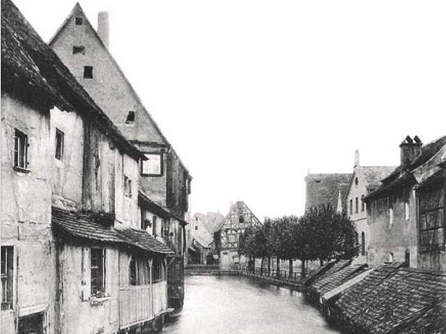 Ein alte schwarz-weiß Fotografie mit einer Stadtansicht der Forchheimer Innenstadt mit Häusern entlang der Wiesent.