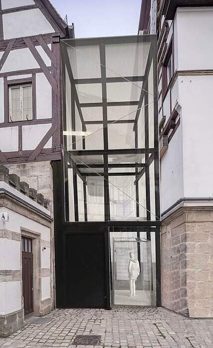 Eine Visualisierung der neuen Glasfassade am historischen Rathaus zwischen Fachwerkbauten.