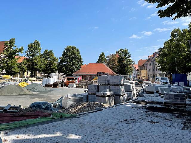 Baustellenbegehung am Paradeplatz August 2023 mit Pflastersteinen 