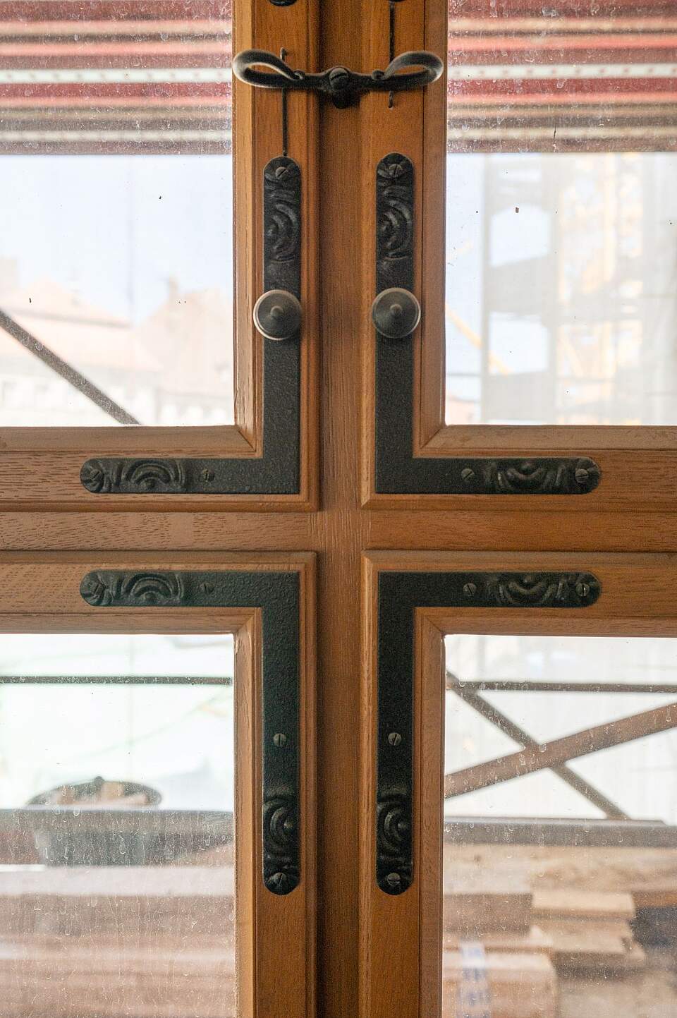 Details der neuen Fenster des Rathauses Forchheim