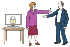 Auf einem Tisch steht ein Computer. Im Bildschirm sieht man ein Vorhängeschloss. Rechts daneben stehen eine Frau und ein Mann. Die Frau streckt den Arm aus. Sie hindert den Mann daran auf den Bildschirm zu sehen.