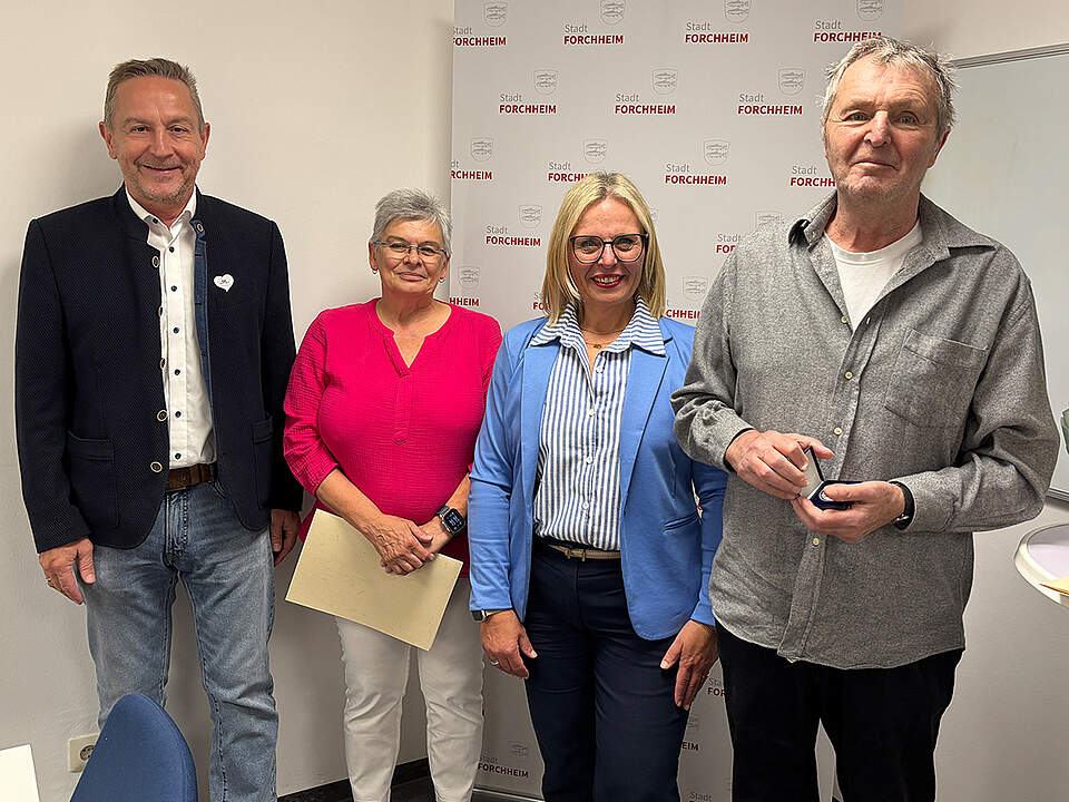 Vier Personen für Ehrung im Bild