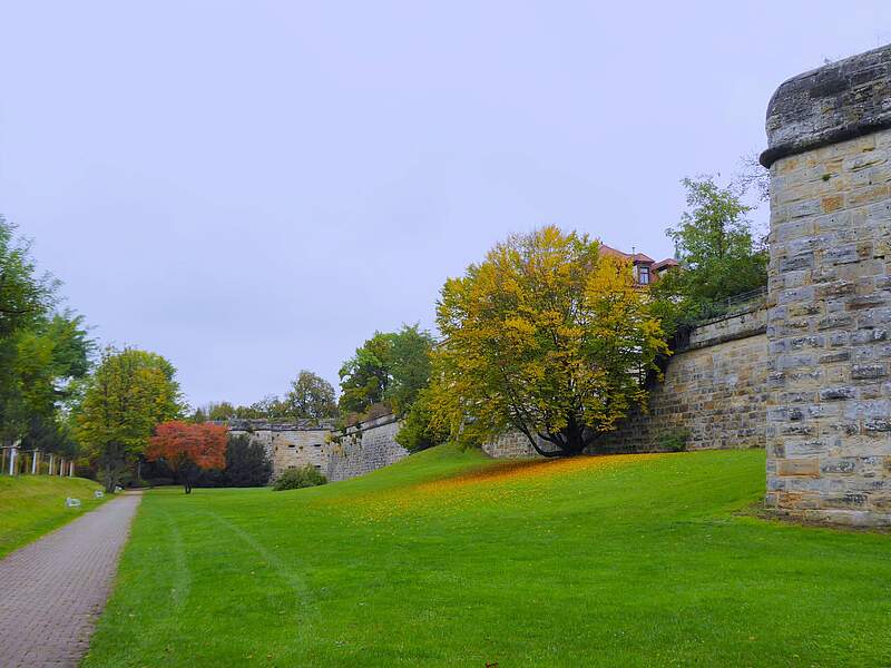 Ein Teil der wuchtigen Bastion und des Stadtparks in Herbststimmung