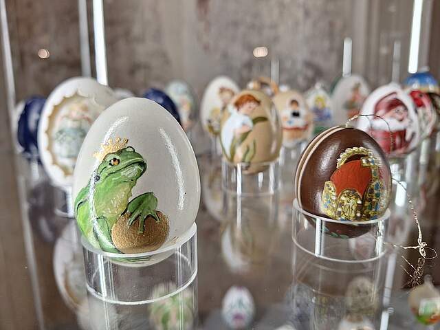 Bunt bemalte Eier ausgestellt in Forchheim