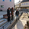 Bild zeigt die Mauerreste der historischen Stadtmauer. Zu sehen sind Frau Dr. Prechtel, Christina König sowie Steinrestaurator Armin Nastvogel.
