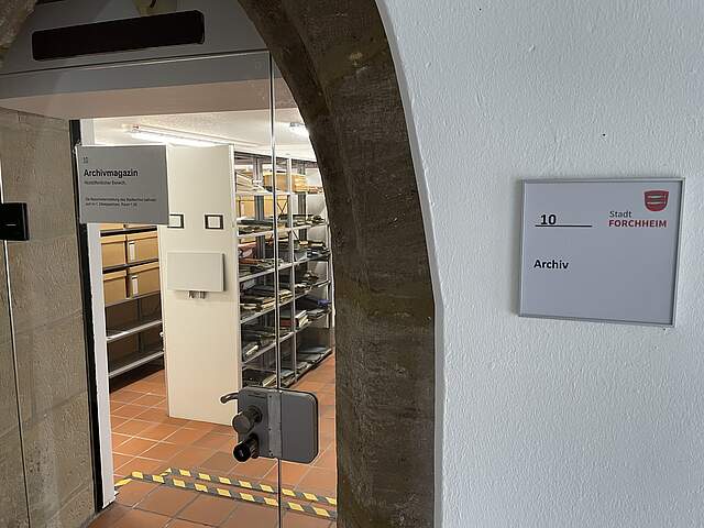 Eingangsbereich eines Archivraums mit gefüllten Regalen 