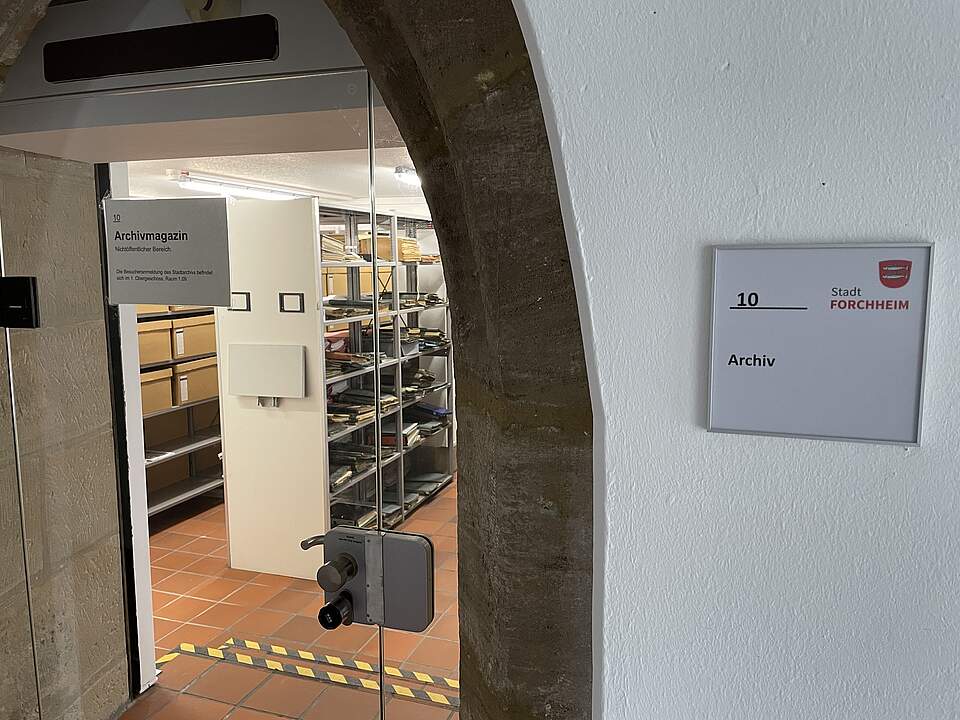 Stadtarchiv Forchheim Eingangsbereich eines Archivraums mit gefüllten Regalen