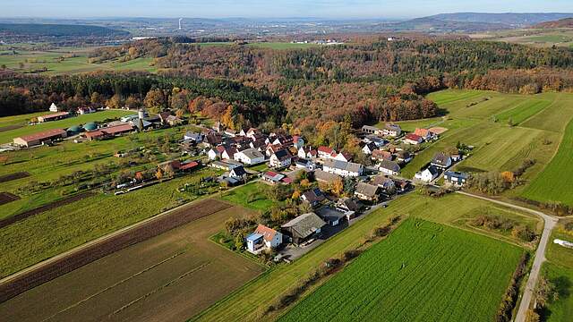 Luftbildaufnahme vom Stadtteil Serlbach im Herbst