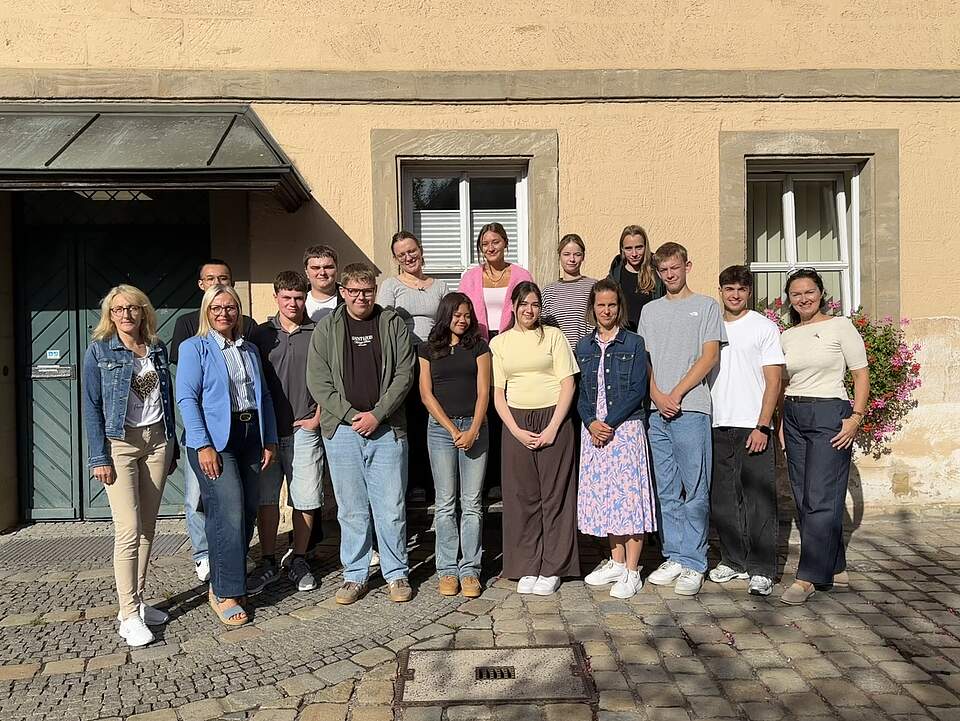 Neue Auszubildende bei der Stadt Forchheim Gruppenfoto der neuen Azubis 2026 mit Ausbildungsleiterin Marianne Bernard und OB Martina Hebendanz (links im Bild) sowie Sandra Amon (rechts im Bild), Vertreterin des Personalrats.