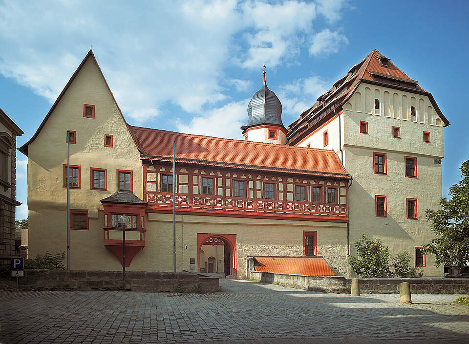 Kaiserpfalz Forchheim Frontansicht der historischen Kaiserpfalz im Sonnenschein mit dem Eingangsportal.