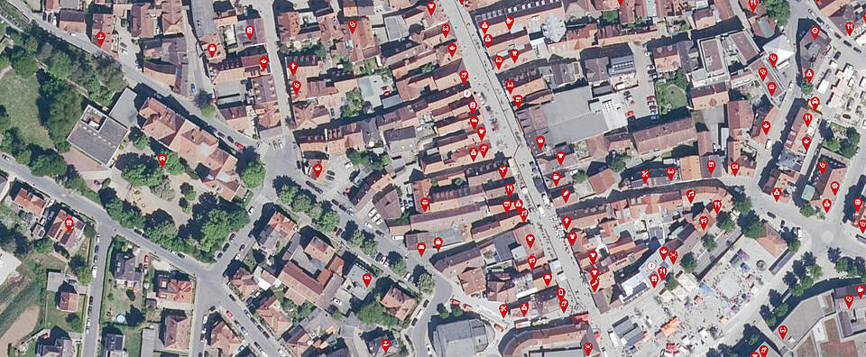 Innenstadtansicht aus der Vogelperspektive, Ausschnitt aus den Digitalen Zwilling der Stadt Forchheim, mit Markern zu den ansässigen Unternehmen.