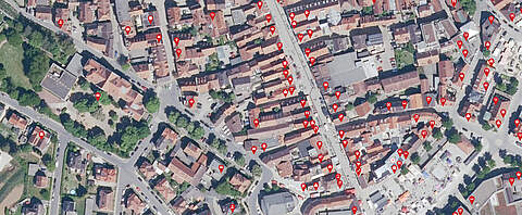 Innenstadtansicht aus der Vogelperspektive, Ausschnitt aus den Digitalen Zwilling der Stadt Forchheim, mit Markern zu den ansässigen Unternehmen.