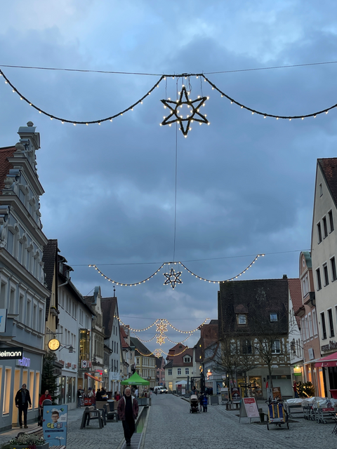 Weihnachtsgirlanden über der Forchheimer Hauptstraße am frühen Abend.