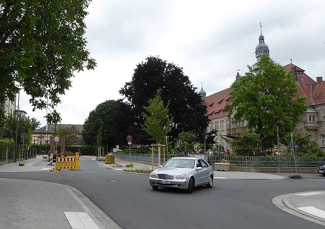 Luitpoldstraße mit Blick auf das Herder-Gymnasium (rechts)