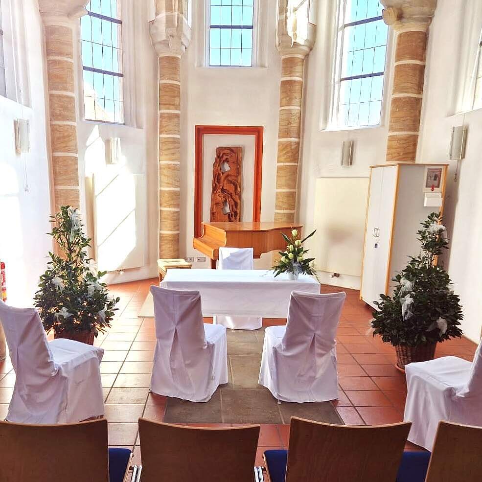 Altar vom Standesamt frisch hergerichtet