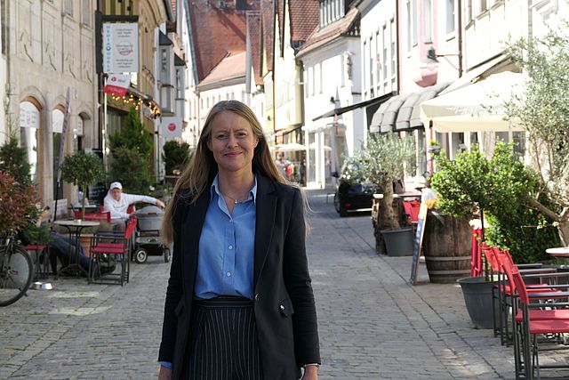 Die neue Citymanagerin Susanne Winter in einer Einkaufsstraße in der Forchheimer Innenstadt.