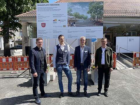 Gruppenfoto der Stadtvertreter, Planer und Fördermittelgeber am Tag der Städtebauförderung 2022 am Forchheimer Paradeplatz Gruppenfoto auf der Baustelle am Paradeplatz vor dem Gebäude "Alte Wache" mit Christian Wunderlich (Regierung von Oberfranken), Bauamts-Leiter René Franz, Oberbürgermeister Dr. Uwe Kirschstein und Fachplaner Jürgen Huber (v.l.).