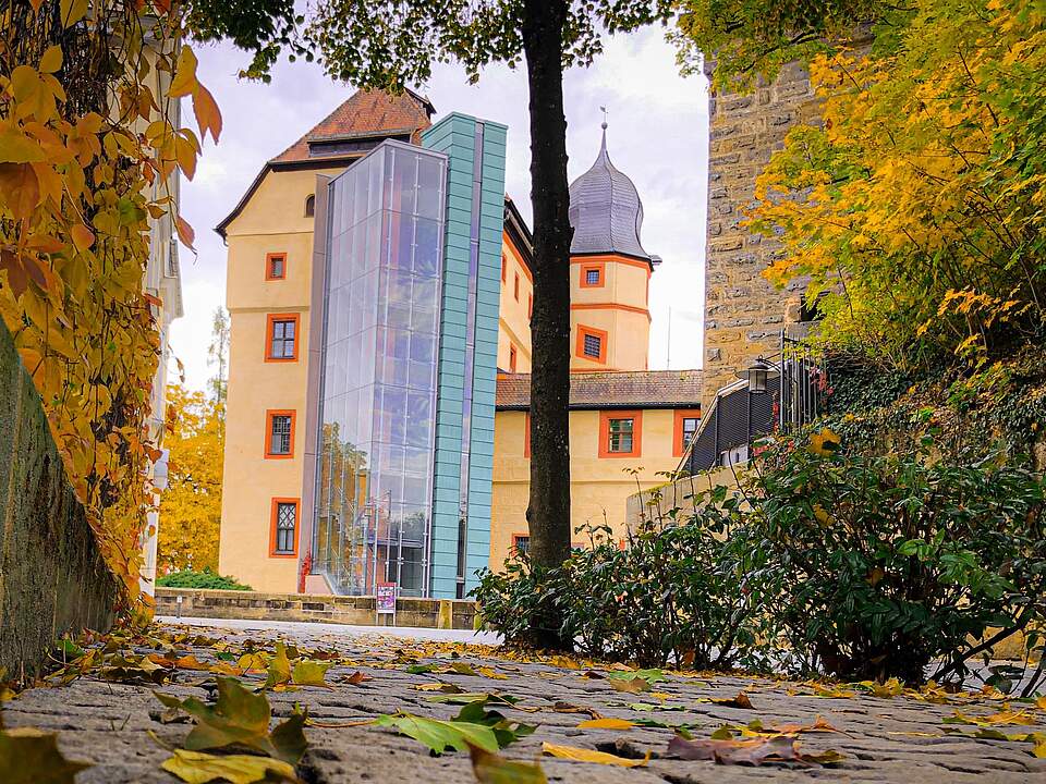 Herbstaufnahme von der Rückseite der historischen "Burg" Kaiserpfalz, die vor einigen Jahren mit einem modernen gläsernen Aufzug ausgestattet wurde.