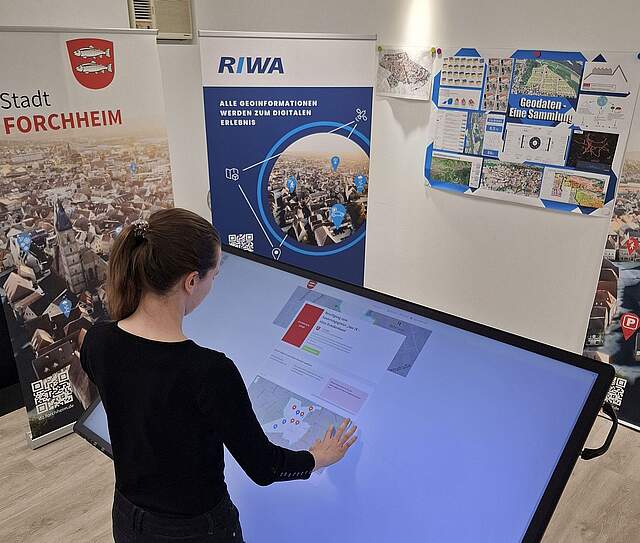 Multimedia-Tisch mit Anwenderin