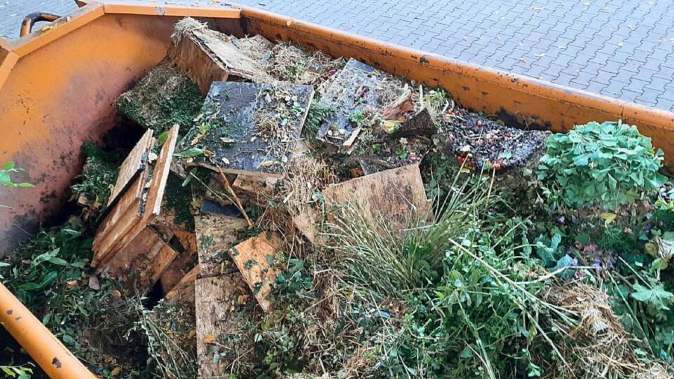 Illegale Müllentsorgung im Grünabfall Container des Friedhof Illegale Müllentsorgung wie hier Pressspanplatten im Grünabfall Container an einem Friedhof