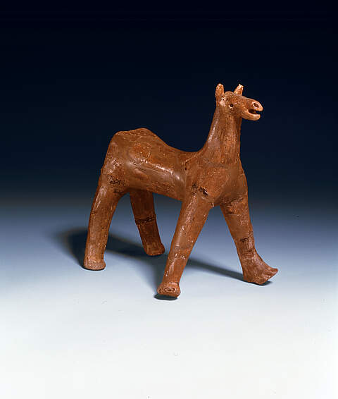 Pferdeplastik aus dem Archäologie Museum Oberfranken Eine Pferdeplastik aus dem Archäologie Museum Oberfranken auf weißem Untergrund und dunkelblauem Hintergrund.