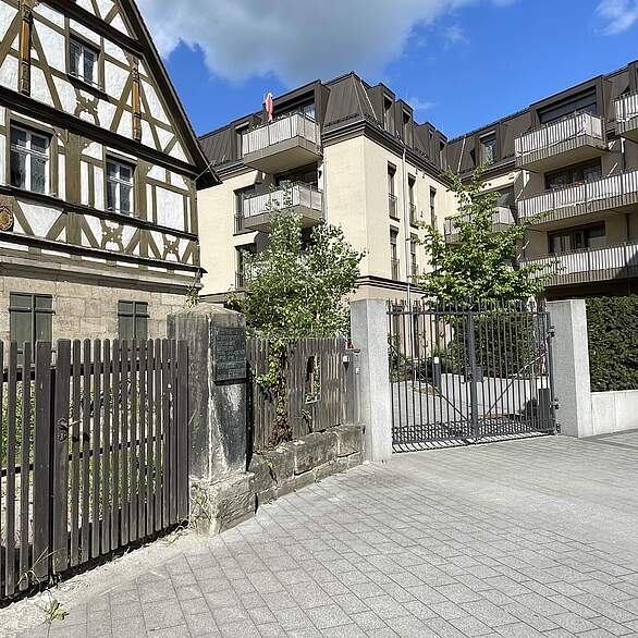 Ein Ausschnitt der Spitalkirche mit Fachwerkfasade und dem neueren Bau des mehrstöckigen Katharinenspitals mit Wohnungen für Senioren.