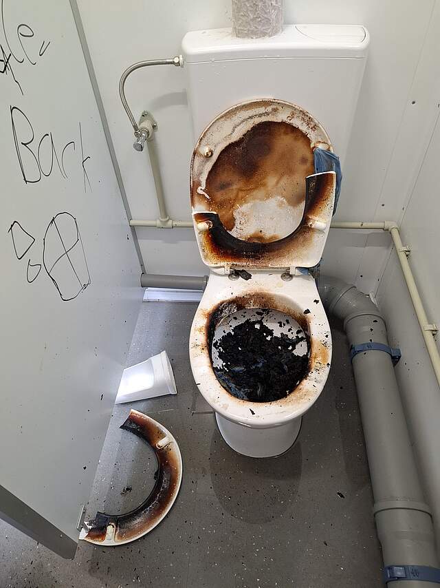 Zerstörte Toiletten auf der Sportinsel Eine verwüstete Toilettenanlage mit herausgerissenem Klopapier aus der Halterung, verstopften Leitungen und abgefackelter Klobrille auf der Sportinsel.