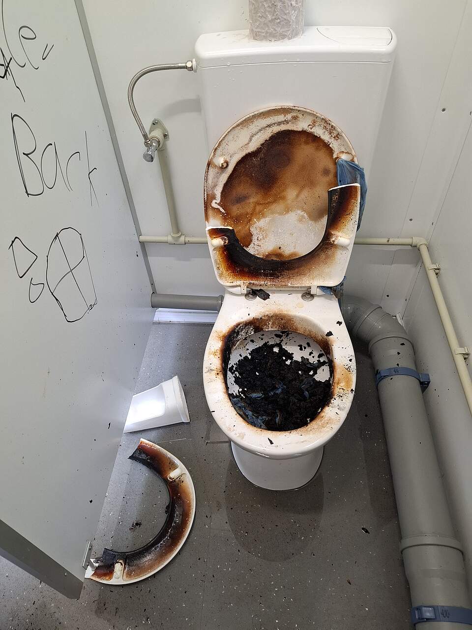 Eine verwüstete Toilettenanlage mit herausgerissenem Klopapier aus der Halterung, verstopften Leitungen und abgefackelter Klobrille auf der Sportinsel.