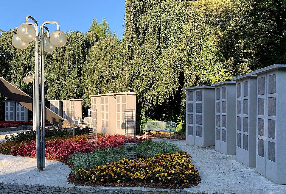 Urnenstelen mit frühlingshaften Beeten