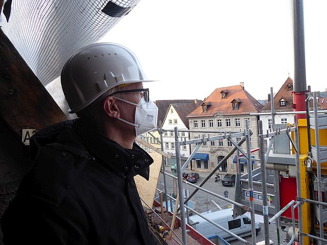 Oberbürgermeister Dr. Uwe Kirschstein blickt von der Baustelle aus über die Stadt. 