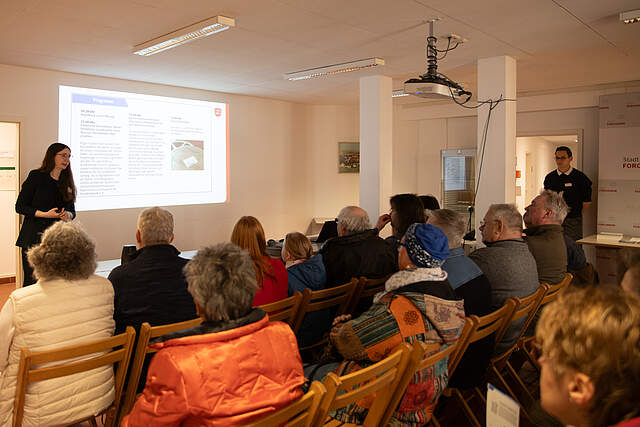 Vortrag der Stadtarchivain im großen Sitzungszimmer vor Besuchern am Tag der Archive