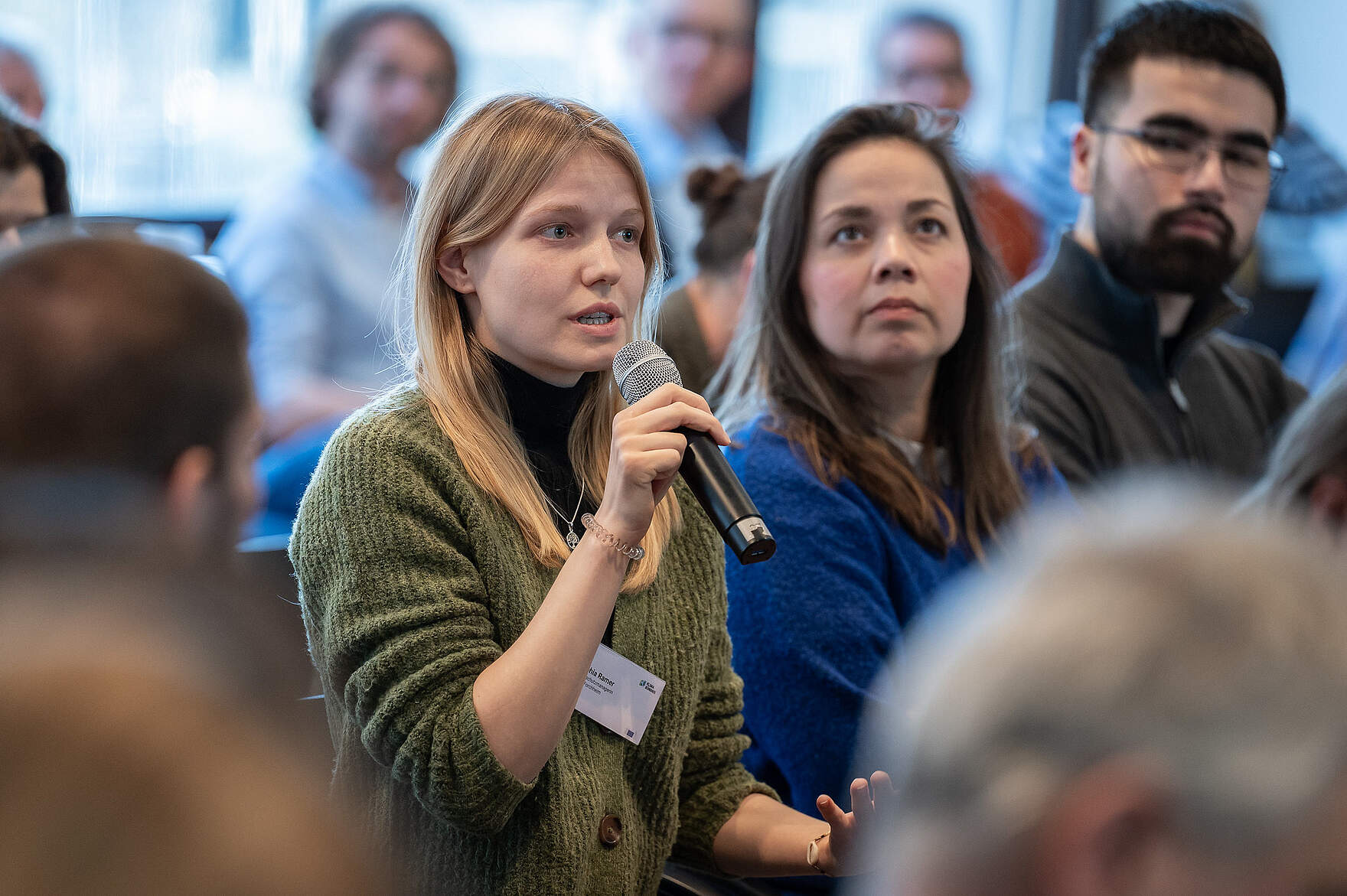 Die Klimaschutzmanagerin, Sophia Ramer, mit Mikrophon auf einer Konferenz