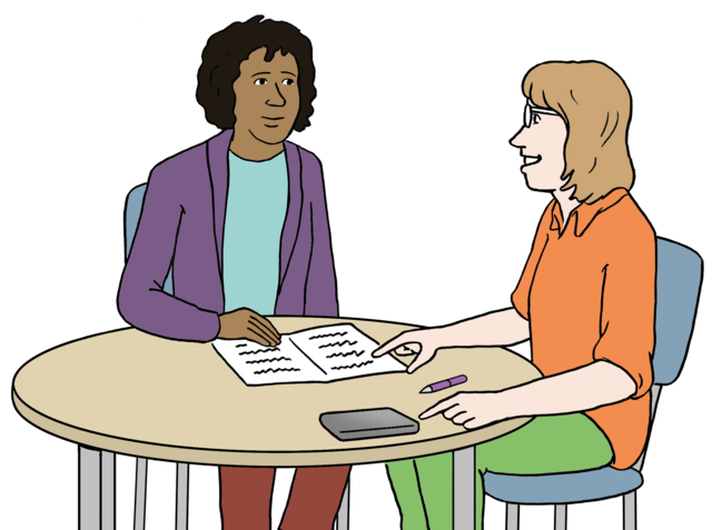 Zwei Frauen sitzen bei einer Beratung mit Dokumenten an einem runden Tisch.