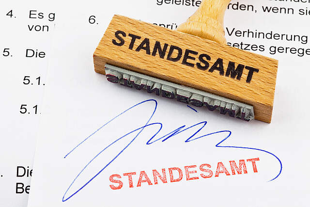 Standesamt Forchheim Holzstempel auf Dokument mit der Aufschrift "Standesamt"