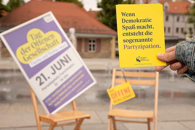 Stühle mit Plakaten auf dem Paradeplatz in Forchheim