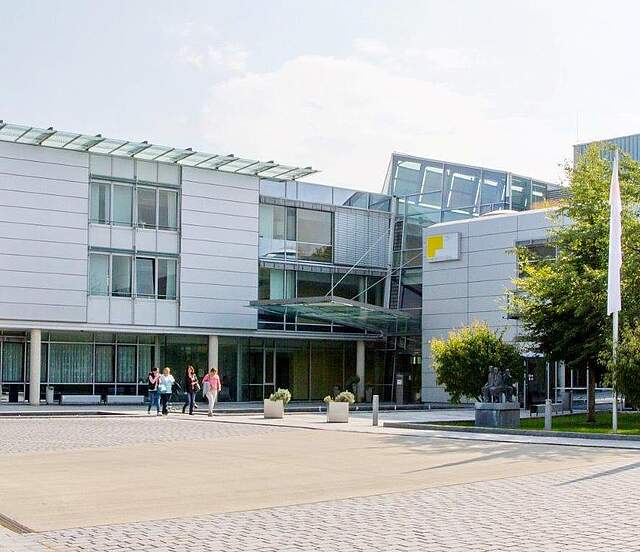 Klinikum Forchheim-Fränkische Schweiz gGmbH Außenansicht des Eingangsbereiches des Klinikums Forchheim-Fränkische Schweiz mit einem großen gepflasterten Vorplatz und Bäumen.