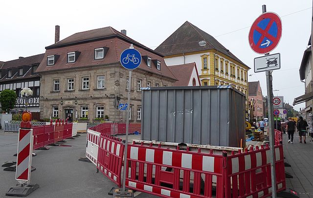 Der neue Fahrweg Richtung „Currywoschdhaus“ am Paradeplatz/ Nürnberger Straße stadtauswärts gesehen