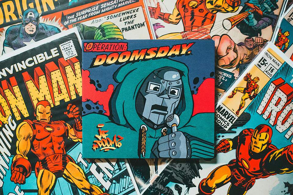 Pexels von Erik Mclean Ein Foto von verschiedenen Comics.