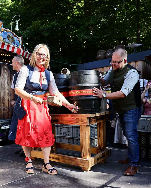 Oberbürgermeisterin beim Bieranstsich auf dem Annafest