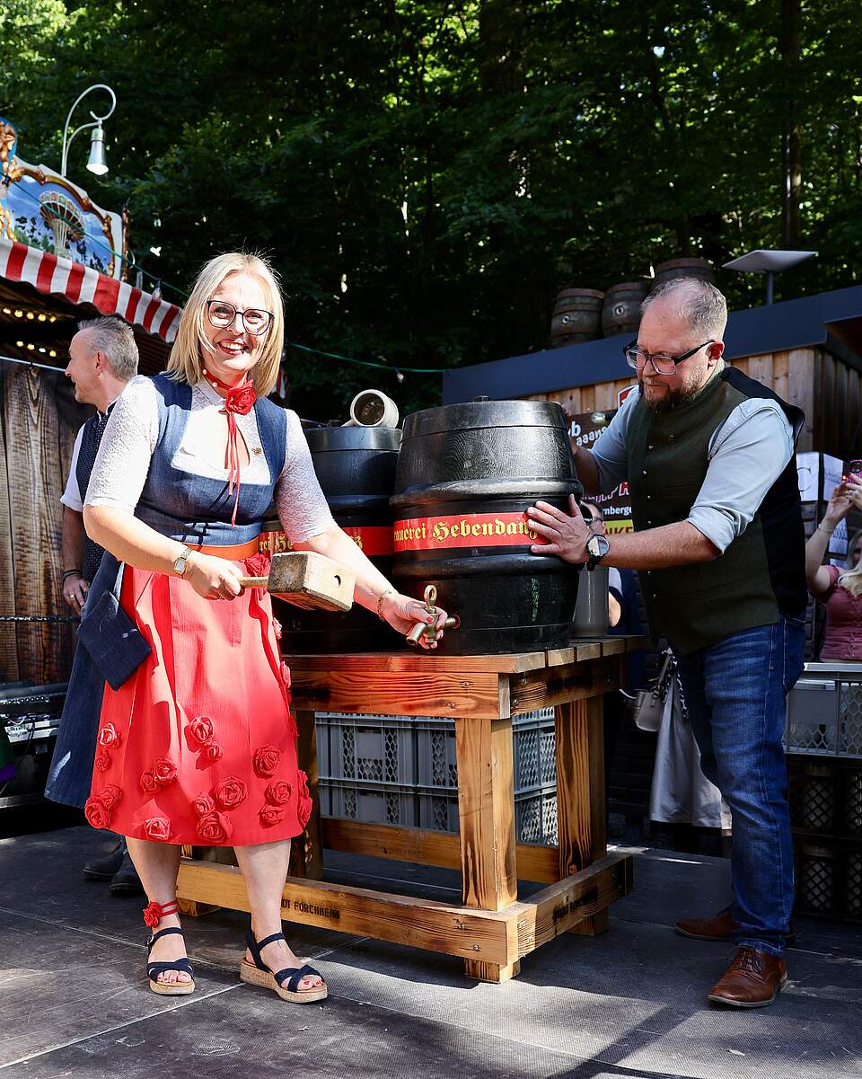 Oberbürgermeisterin beim Bieranstsich auf dem Annafest