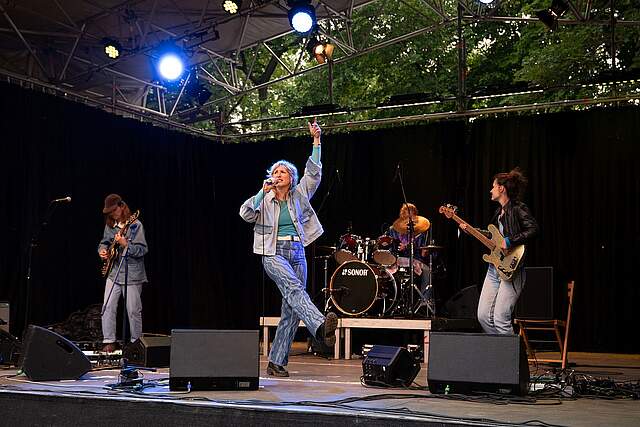 Künstlerin auf der Bühne in Forchheim