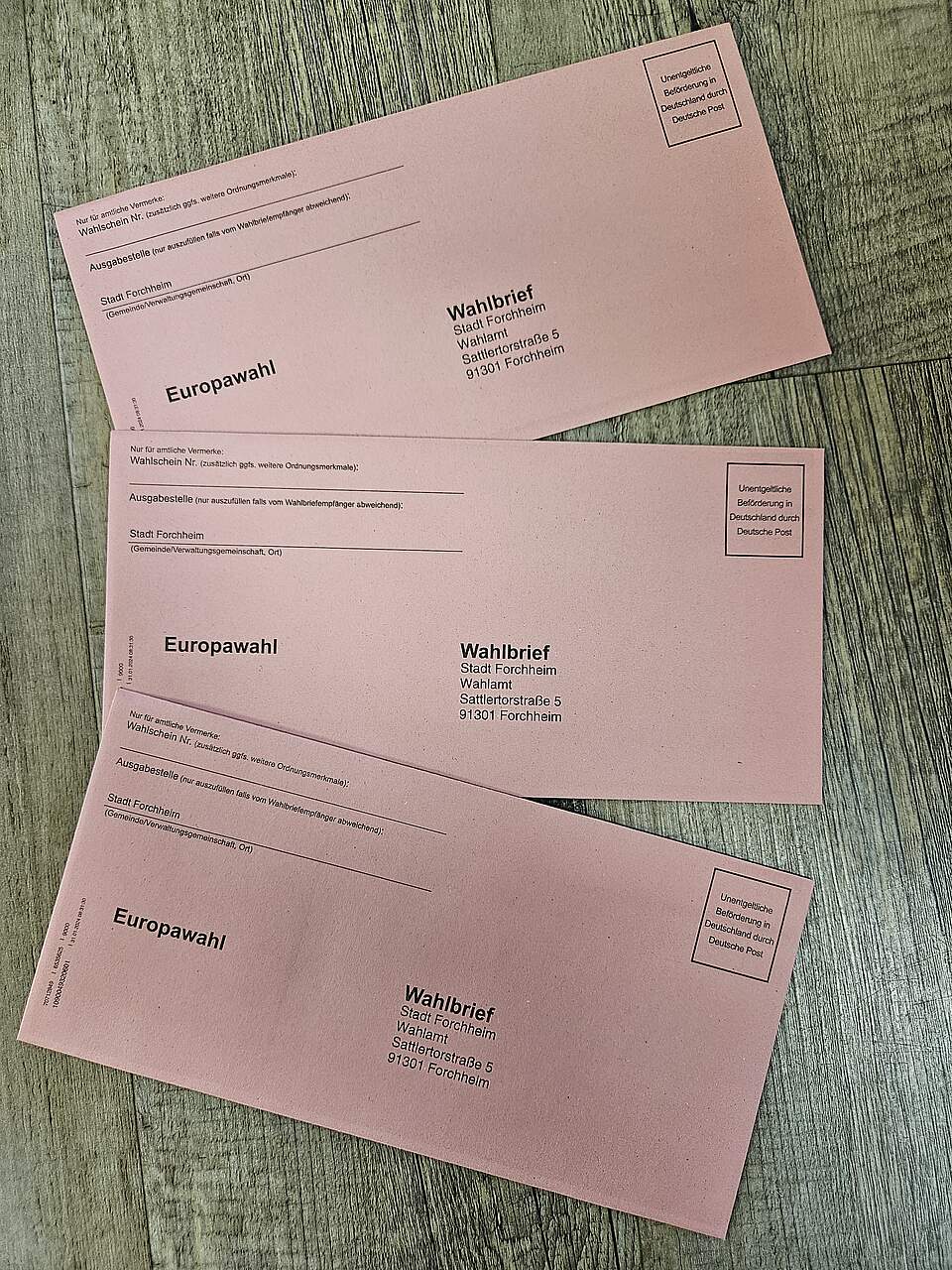 Wahlbriefe für die Europawahl Drei rote Wahlbriefe mit dem Aufdruck Europawahl