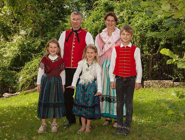 Familie in Tracht Foto: R. Rosenbauer