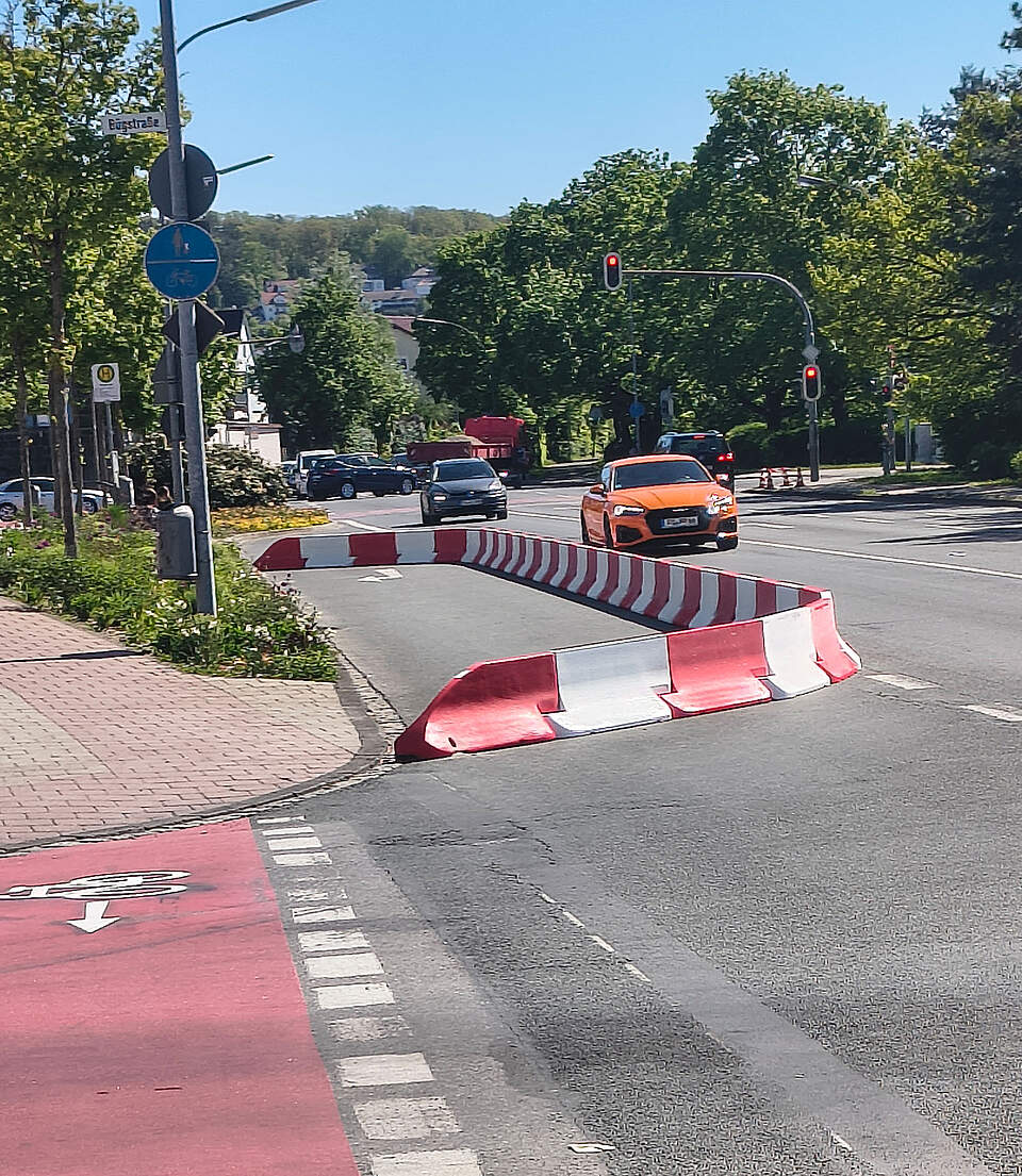Absperrung der Rechtsabbiegerspur in der Adenauerallee