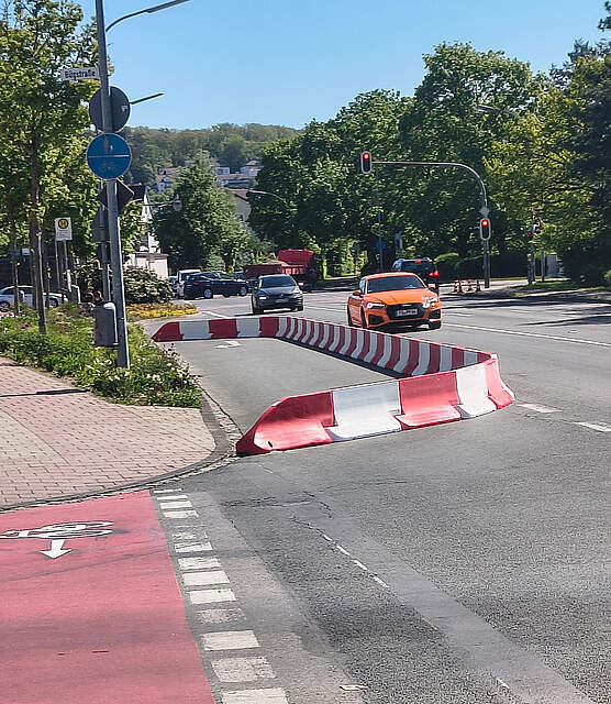 Absperrung der Rechtsabbiegerspur in der Adenauerallee